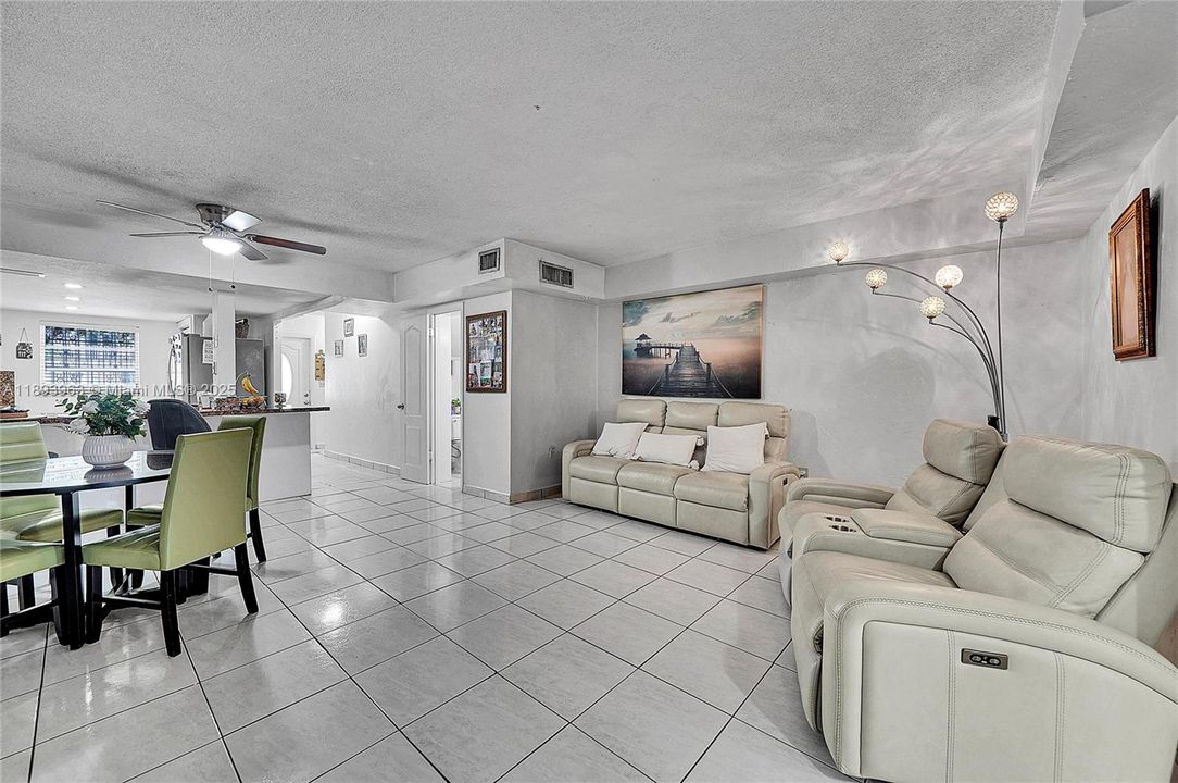 Activo con contrato: $415,000 (3 camas, 1 baños, 1278 Pies cuadrados)