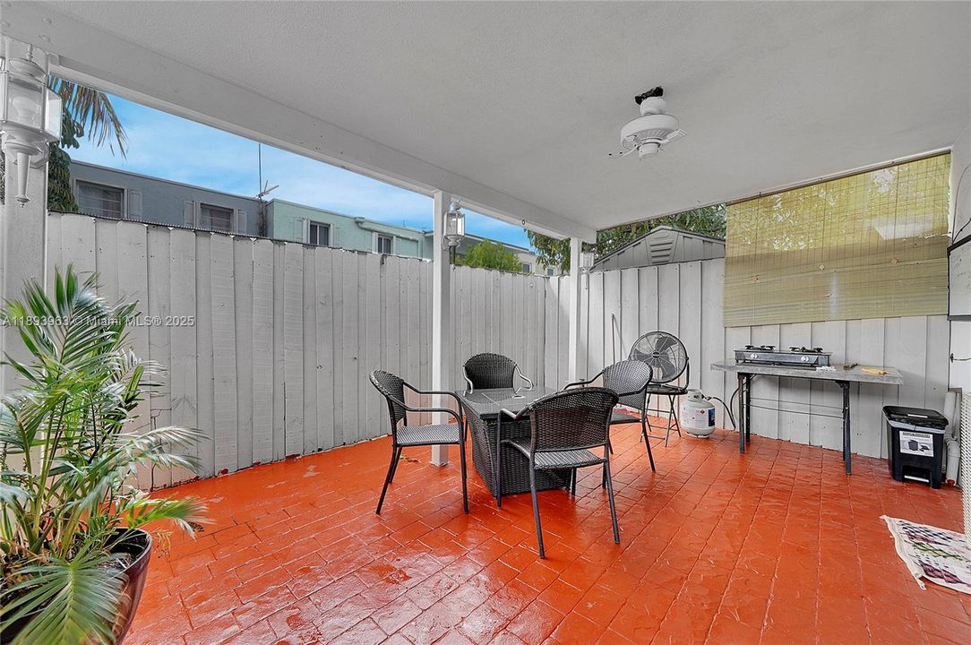 Activo con contrato: $415,000 (3 camas, 1 baños, 1278 Pies cuadrados)