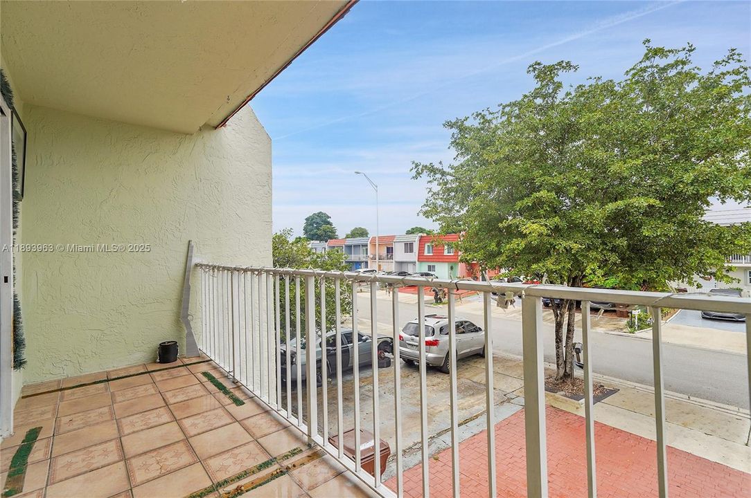 Activo con contrato: $415,000 (3 camas, 1 baños, 1278 Pies cuadrados)