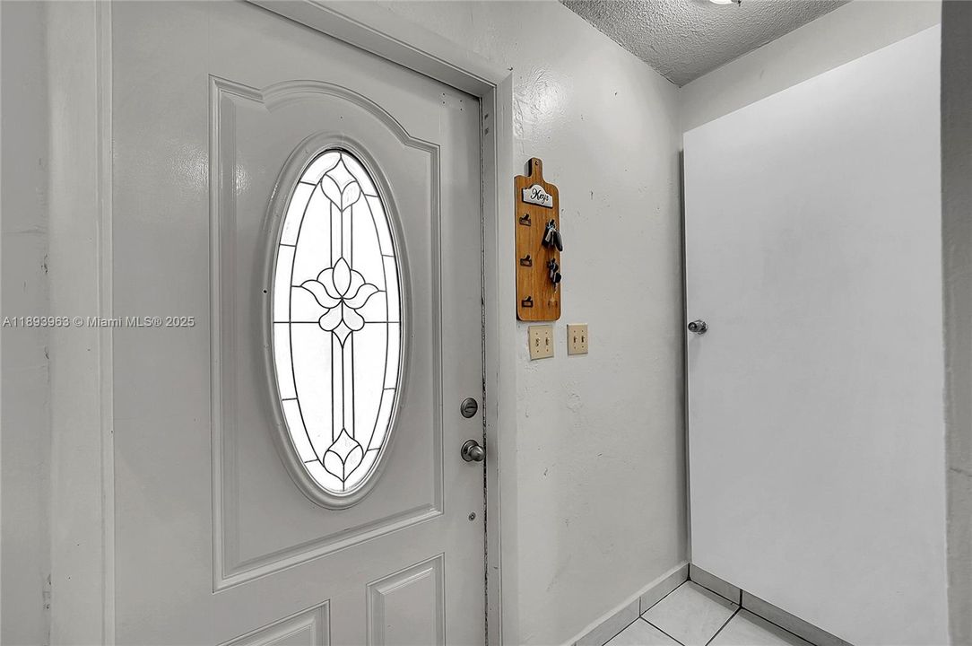 Activo con contrato: $415,000 (3 camas, 1 baños, 1278 Pies cuadrados)