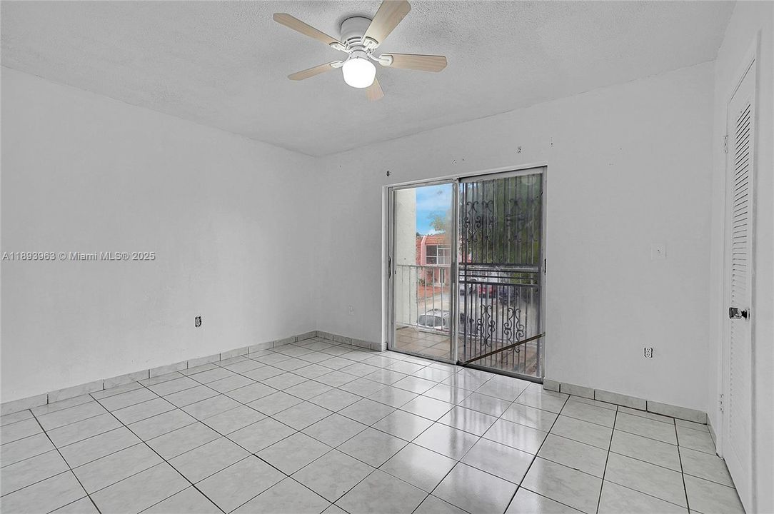 Activo con contrato: $415,000 (3 camas, 1 baños, 1278 Pies cuadrados)