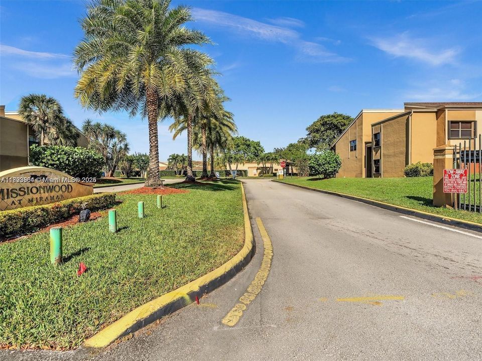 Под контрактом: $280,000 (2 спален, 1 ванн, 1000 Квадратных фут)