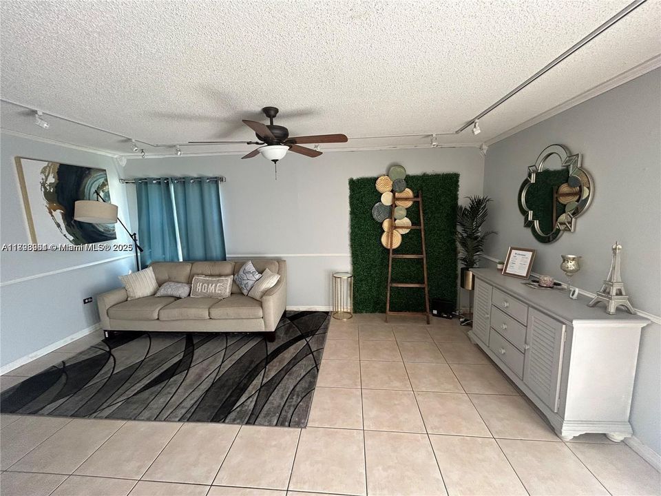 Под контрактом: $280,000 (2 спален, 1 ванн, 1000 Квадратных фут)