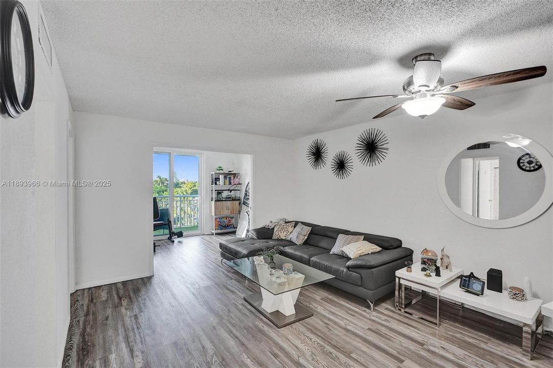 For Sale: $207,500 (1 beds, 1 baths, 710 Square Feet)