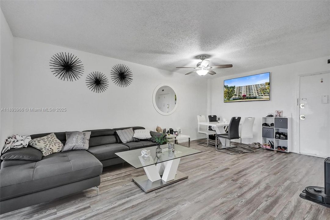 For Sale: $207,500 (1 beds, 1 baths, 710 Square Feet)