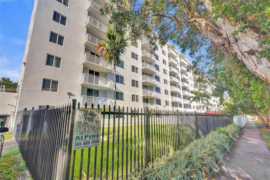 For Sale: $207,500 (1 beds, 1 baths, 710 Square Feet)