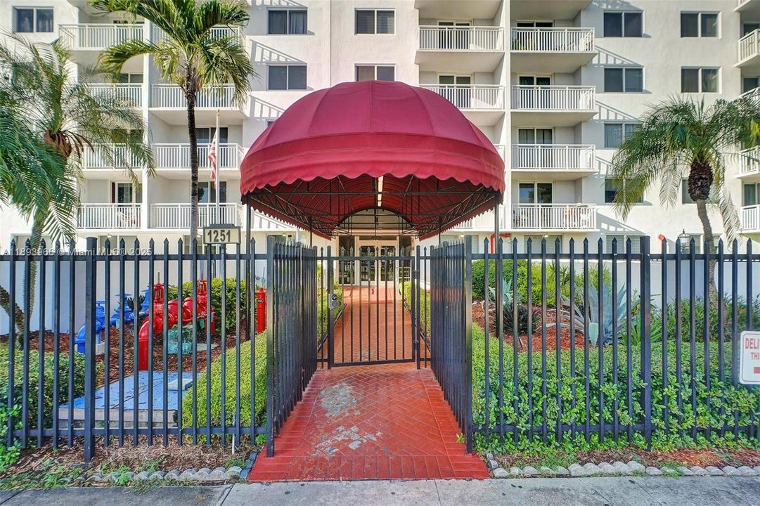 For Sale: $207,500 (1 beds, 1 baths, 710 Square Feet)