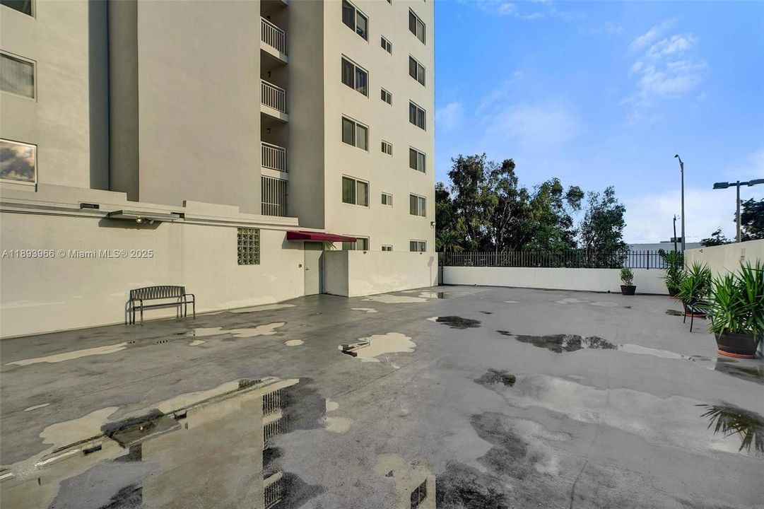 For Sale: $207,500 (1 beds, 1 baths, 710 Square Feet)