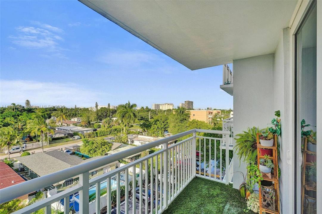 For Sale: $207,500 (1 beds, 1 baths, 710 Square Feet)