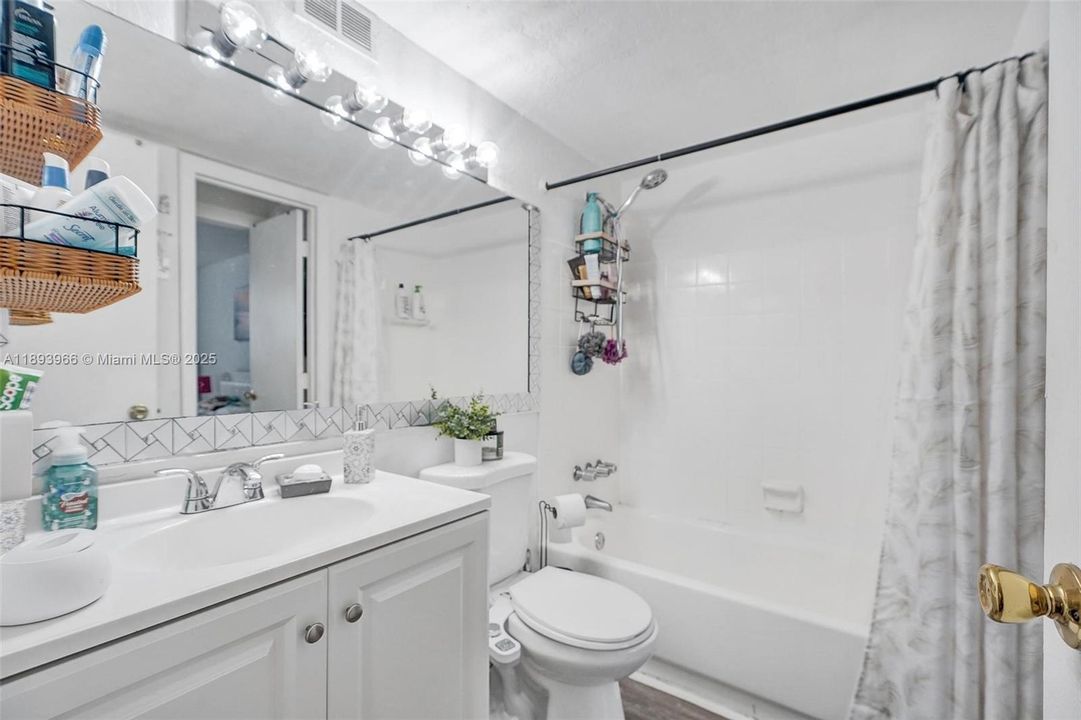 For Sale: $207,500 (1 beds, 1 baths, 710 Square Feet)