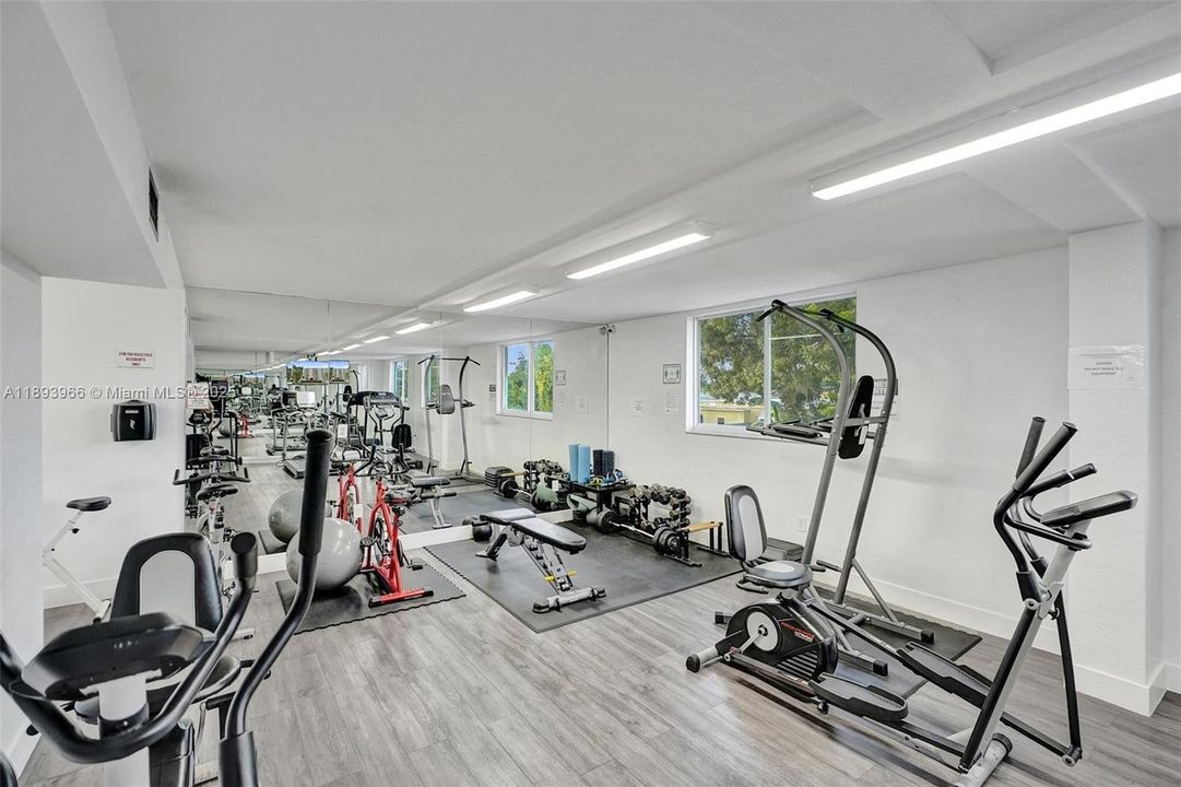 For Sale: $207,500 (1 beds, 1 baths, 710 Square Feet)