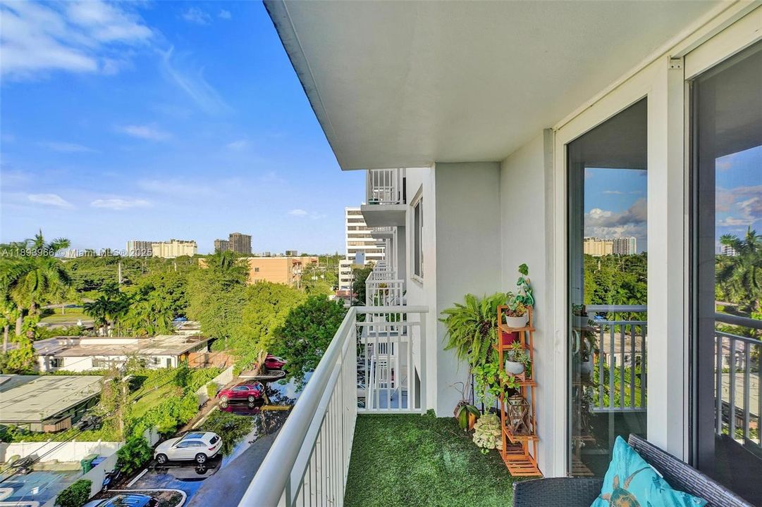 For Sale: $207,500 (1 beds, 1 baths, 710 Square Feet)