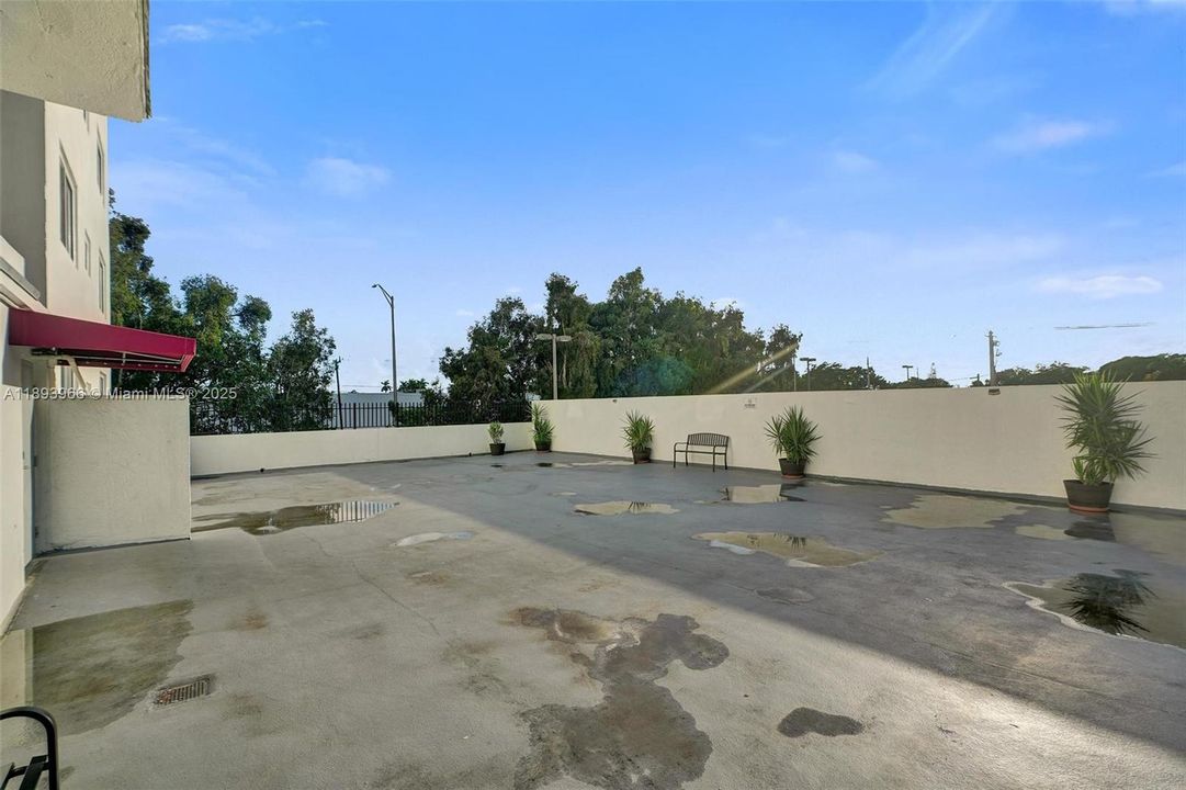 For Sale: $207,500 (1 beds, 1 baths, 710 Square Feet)