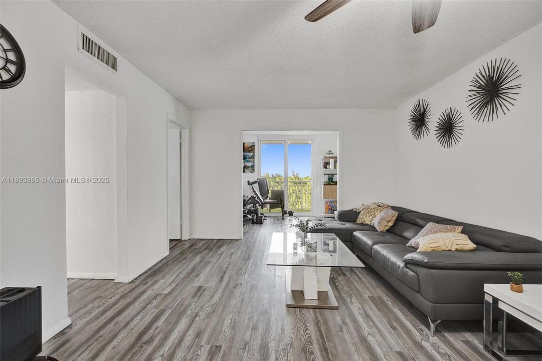 For Sale: $207,500 (1 beds, 1 baths, 710 Square Feet)