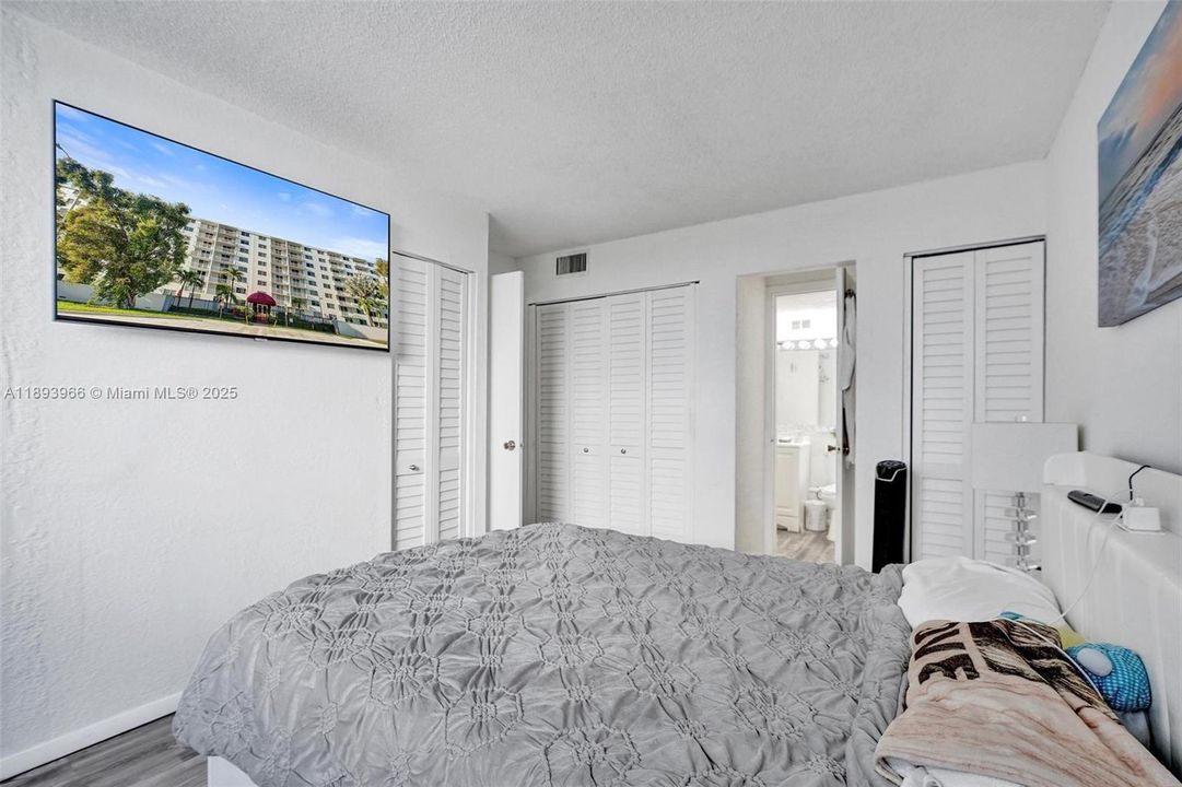 For Sale: $207,500 (1 beds, 1 baths, 710 Square Feet)