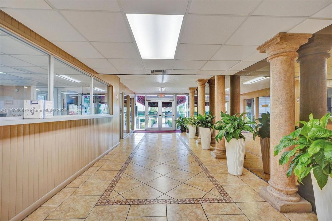 For Sale: $207,500 (1 beds, 1 baths, 710 Square Feet)