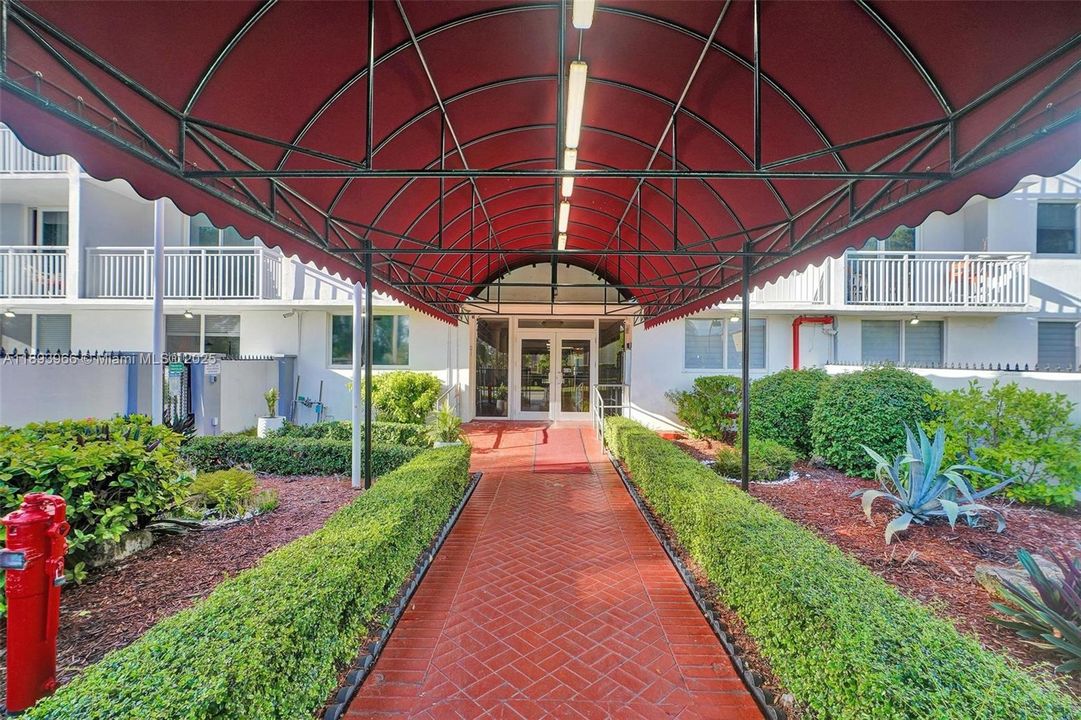 For Sale: $207,500 (1 beds, 1 baths, 710 Square Feet)