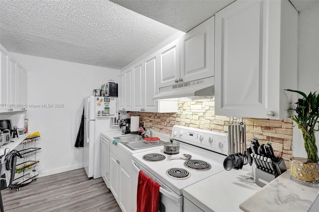 For Sale: $207,500 (1 beds, 1 baths, 710 Square Feet)