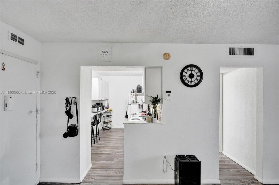 For Sale: $207,500 (1 beds, 1 baths, 710 Square Feet)