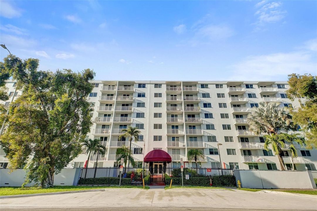 For Sale: $207,500 (1 beds, 1 baths, 710 Square Feet)