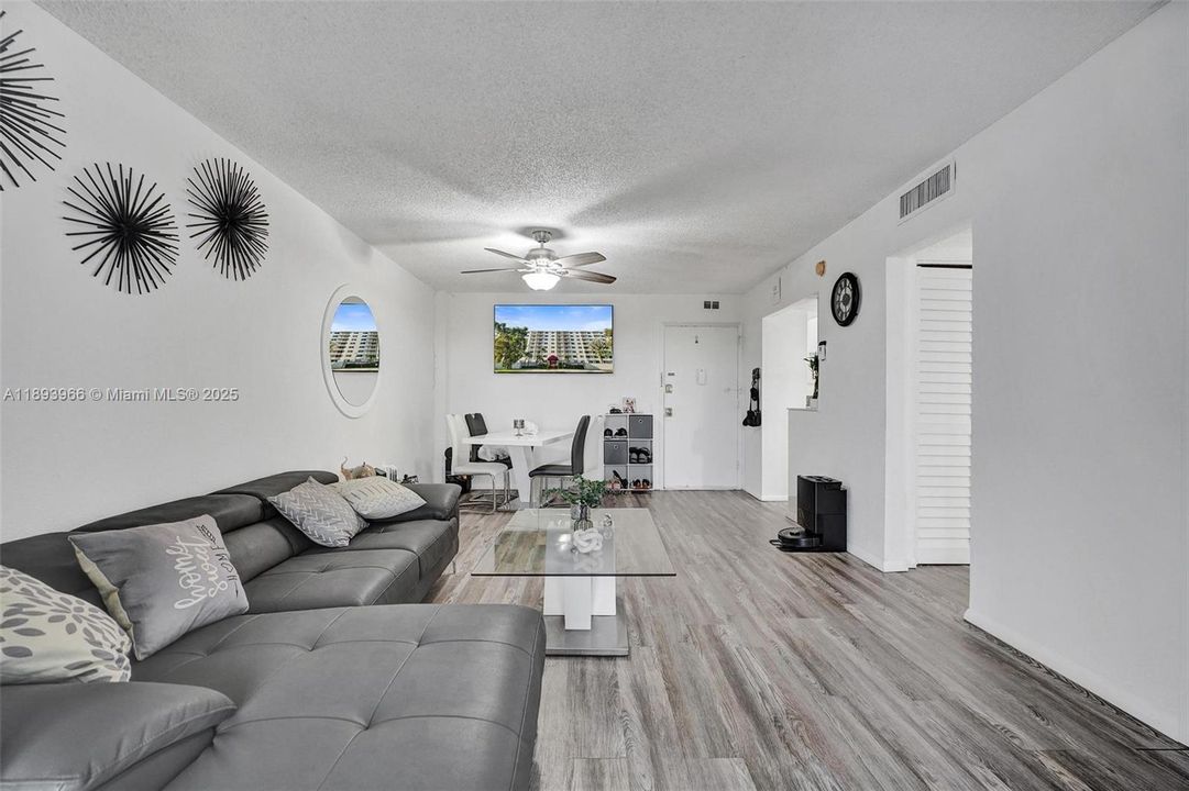 For Sale: $207,500 (1 beds, 1 baths, 710 Square Feet)