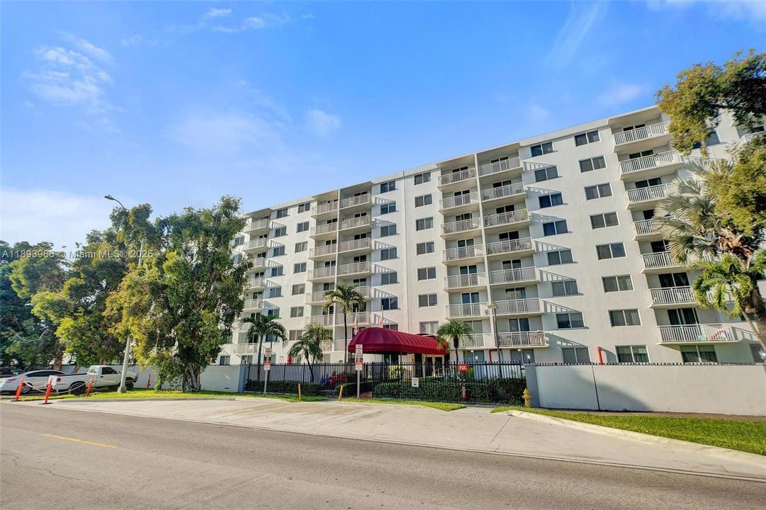 For Sale: $207,500 (1 beds, 1 baths, 710 Square Feet)