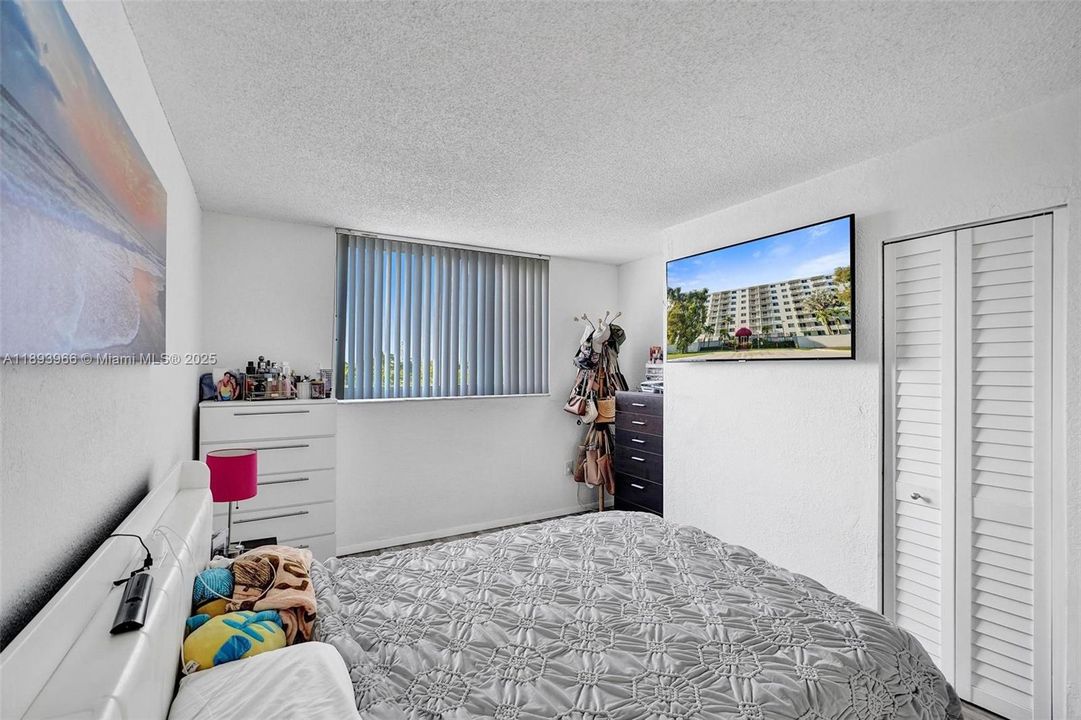 For Sale: $207,500 (1 beds, 1 baths, 710 Square Feet)