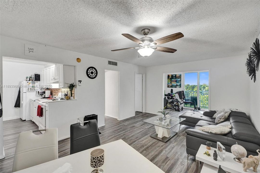 For Sale: $207,500 (1 beds, 1 baths, 710 Square Feet)