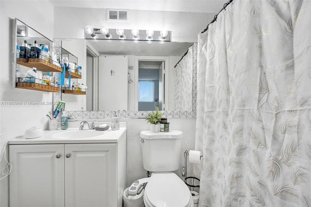 For Sale: $207,500 (1 beds, 1 baths, 710 Square Feet)