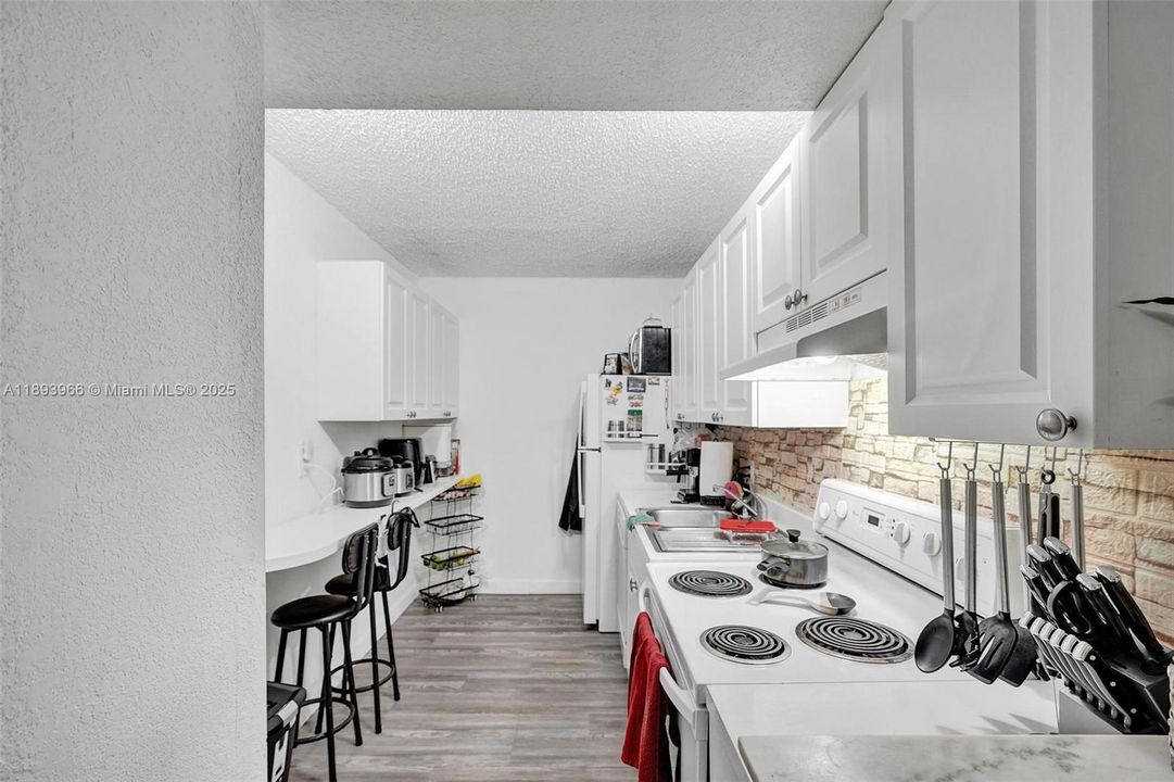 For Sale: $207,500 (1 beds, 1 baths, 710 Square Feet)