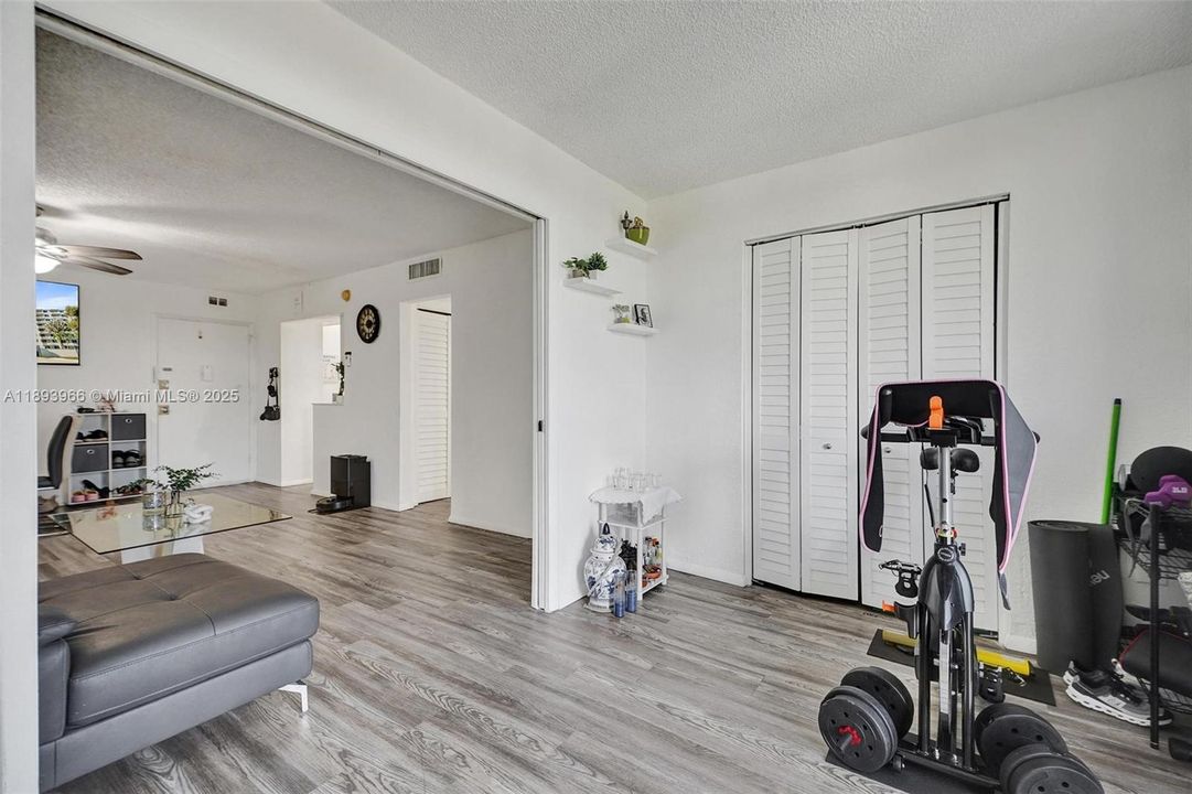 For Sale: $207,500 (1 beds, 1 baths, 710 Square Feet)