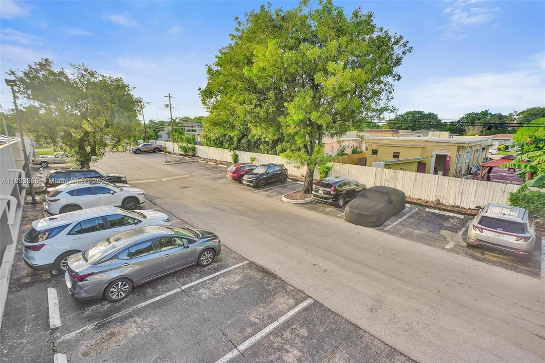 For Sale: $207,500 (1 beds, 1 baths, 710 Square Feet)