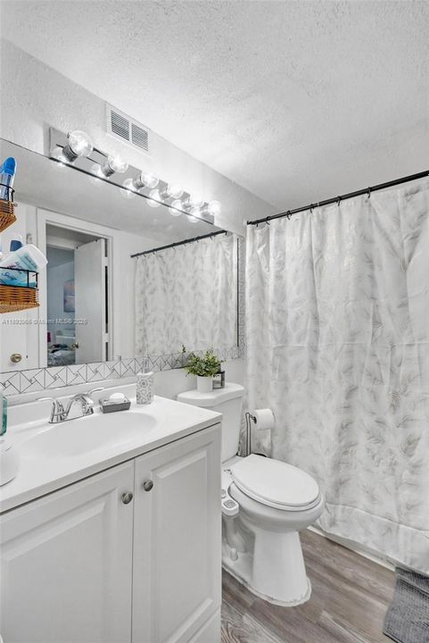 For Sale: $207,500 (1 beds, 1 baths, 710 Square Feet)