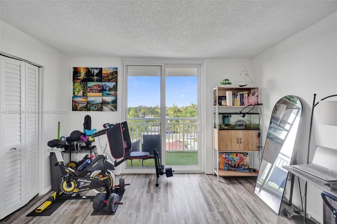 For Sale: $207,500 (1 beds, 1 baths, 710 Square Feet)