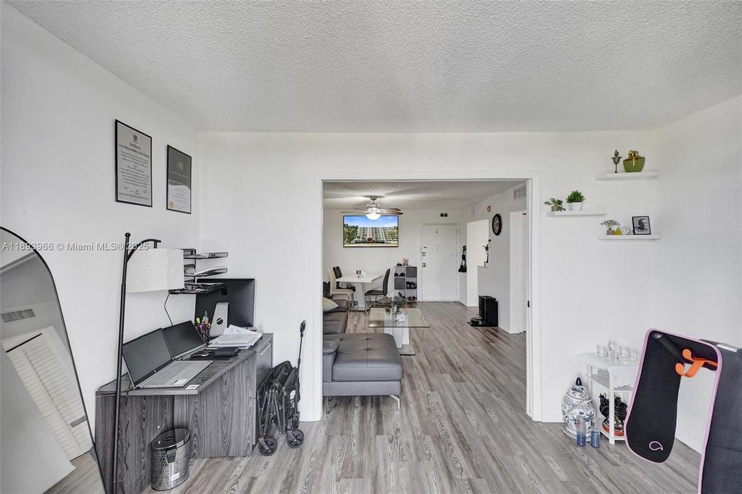 For Sale: $207,500 (1 beds, 1 baths, 710 Square Feet)