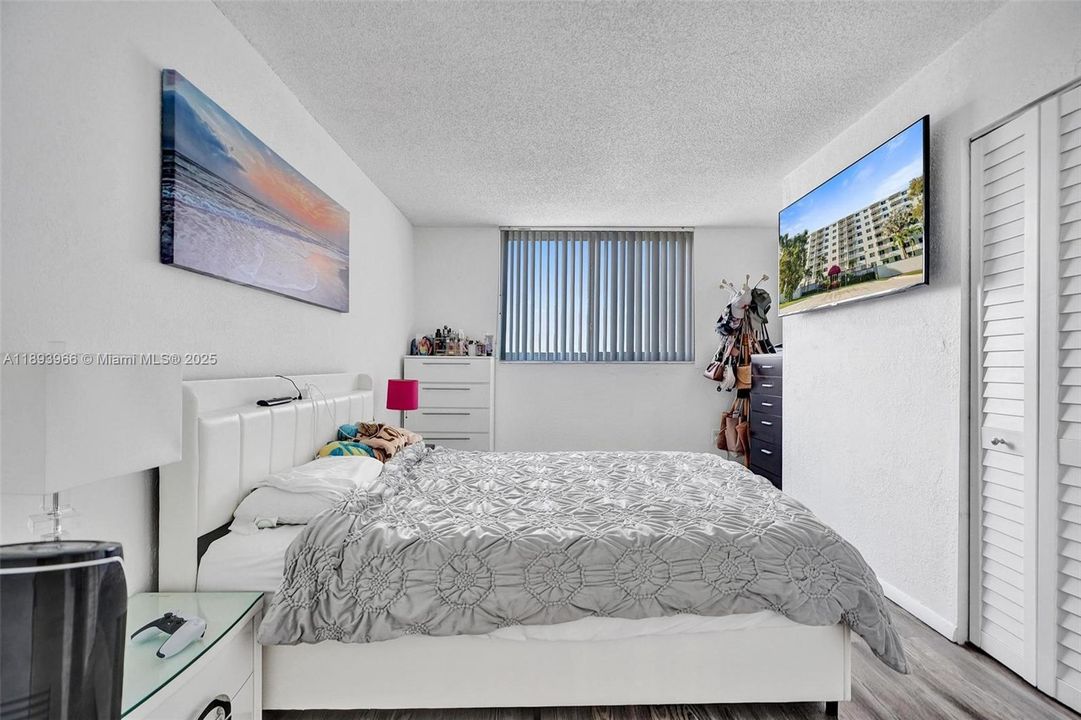 For Sale: $207,500 (1 beds, 1 baths, 710 Square Feet)