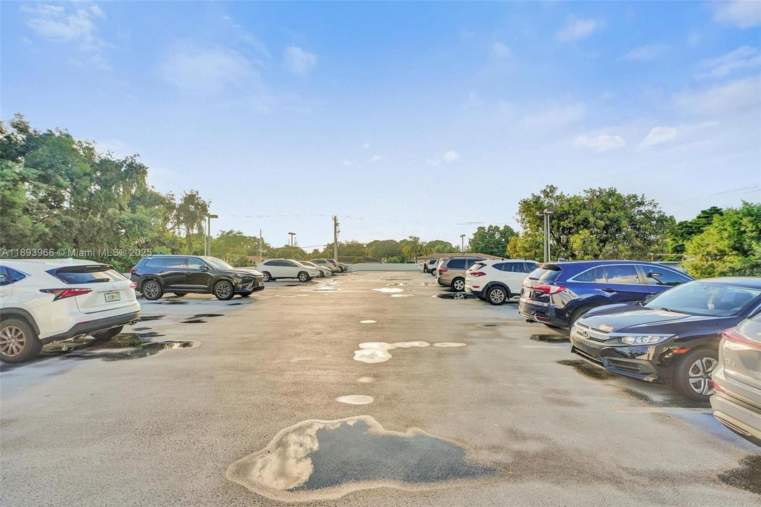 For Sale: $207,500 (1 beds, 1 baths, 710 Square Feet)