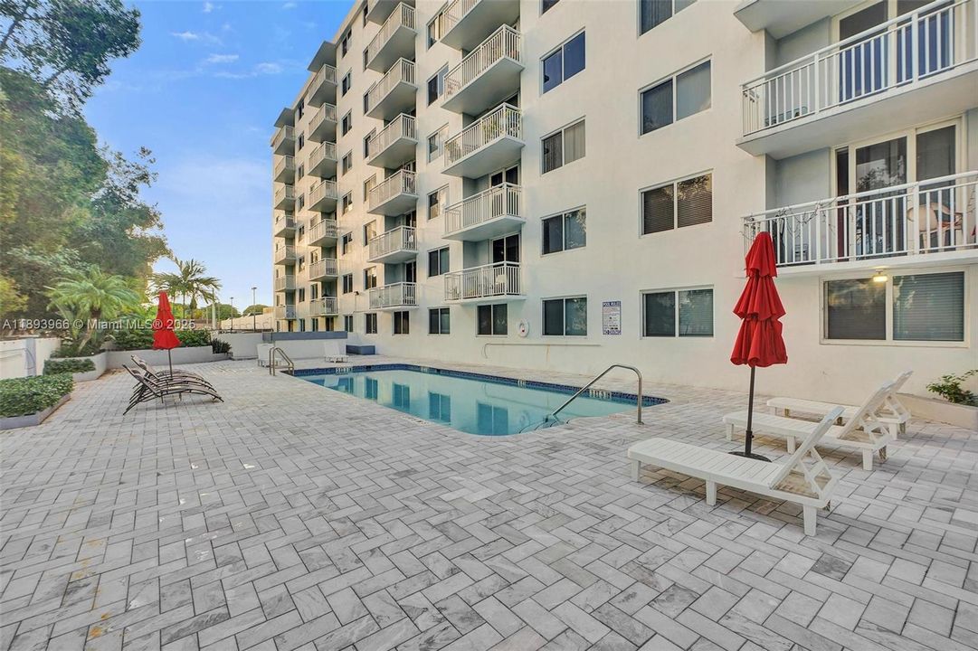 For Sale: $207,500 (1 beds, 1 baths, 710 Square Feet)