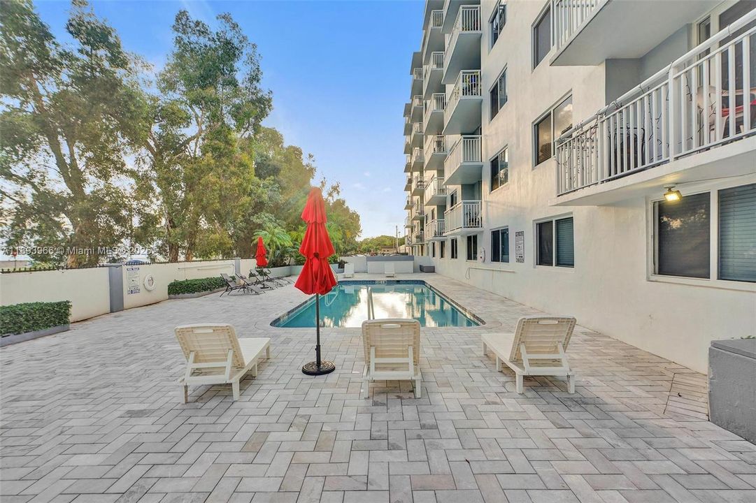 For Sale: $207,500 (1 beds, 1 baths, 710 Square Feet)