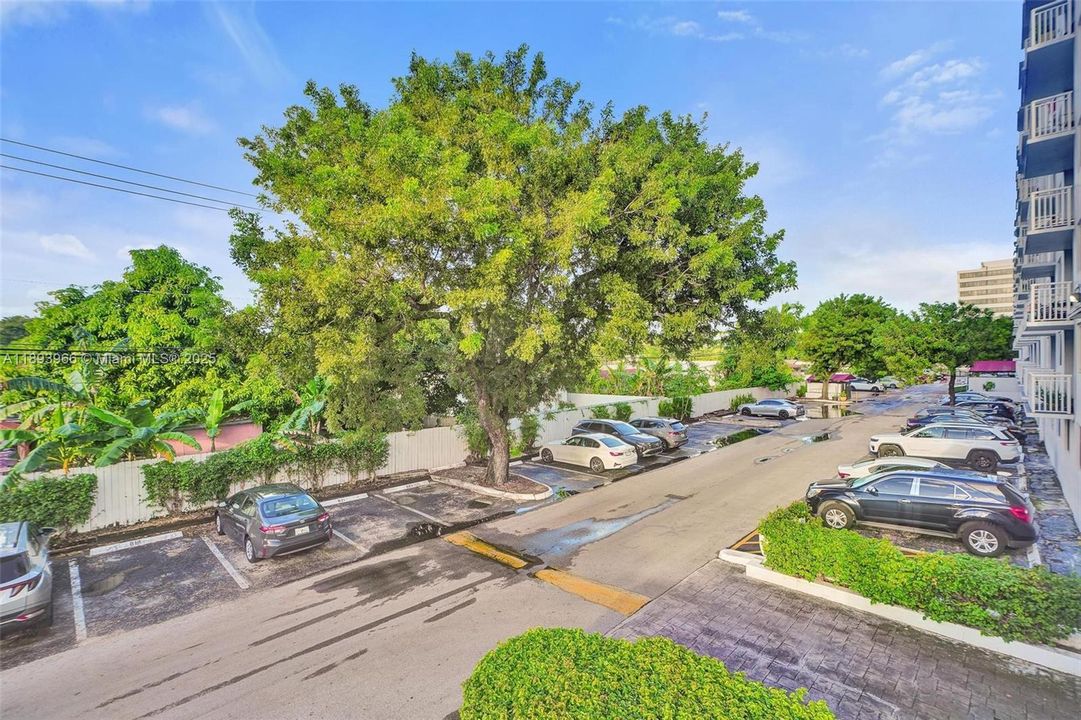 For Sale: $207,500 (1 beds, 1 baths, 710 Square Feet)