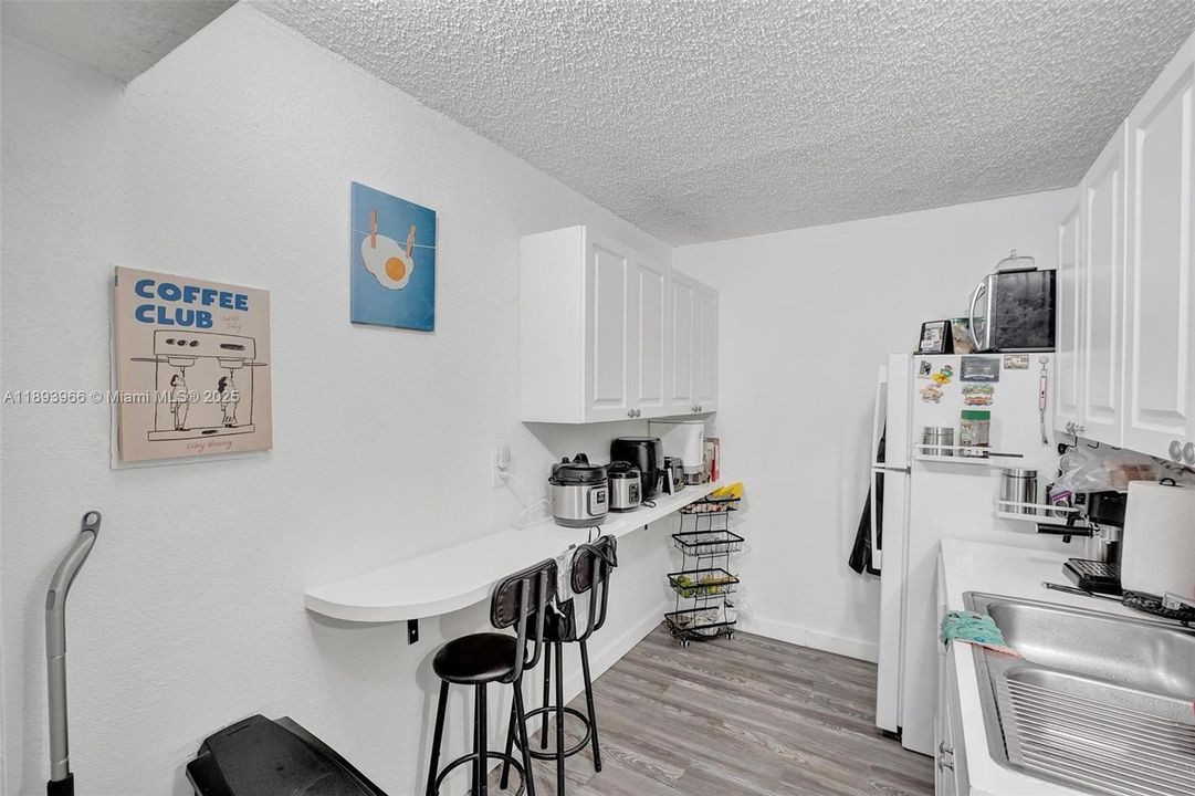 For Sale: $207,500 (1 beds, 1 baths, 710 Square Feet)