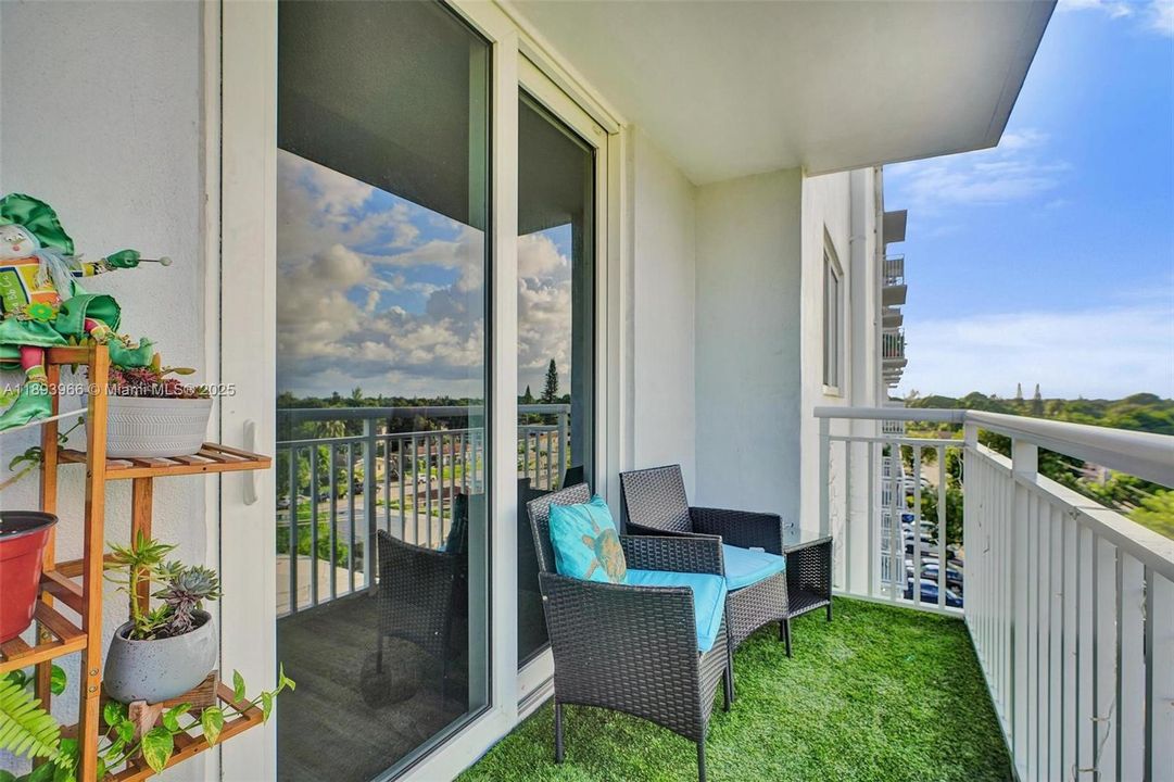 For Sale: $207,500 (1 beds, 1 baths, 710 Square Feet)