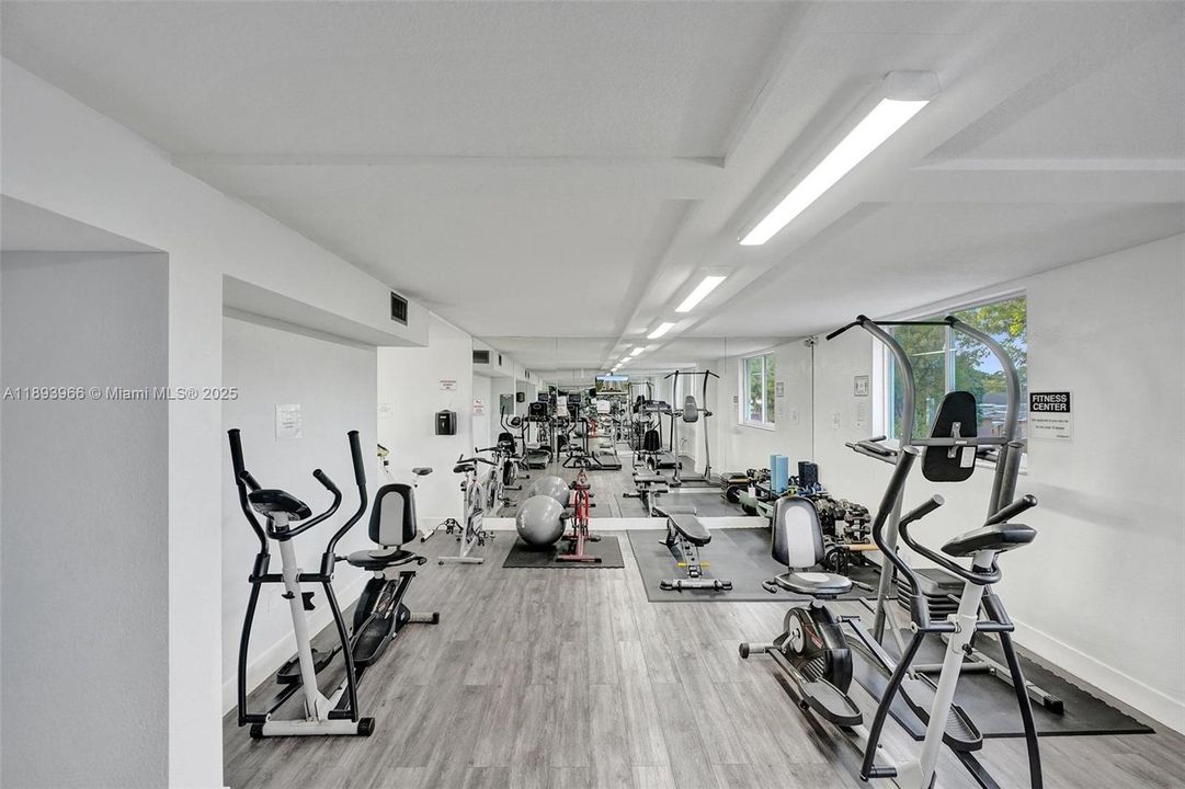 For Sale: $207,500 (1 beds, 1 baths, 710 Square Feet)