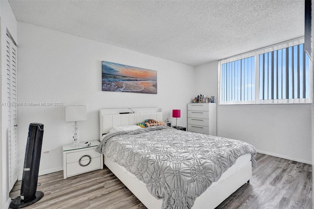 For Sale: $207,500 (1 beds, 1 baths, 710 Square Feet)