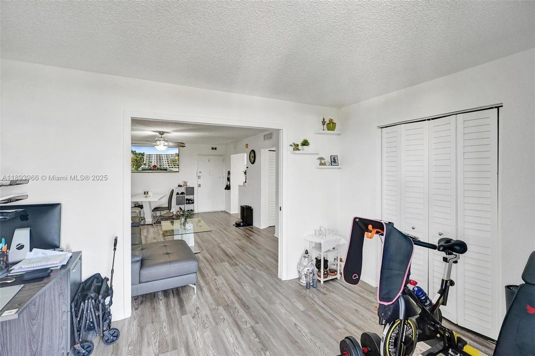 For Sale: $207,500 (1 beds, 1 baths, 710 Square Feet)