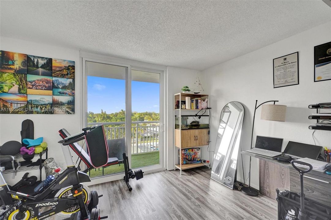 For Sale: $207,500 (1 beds, 1 baths, 710 Square Feet)