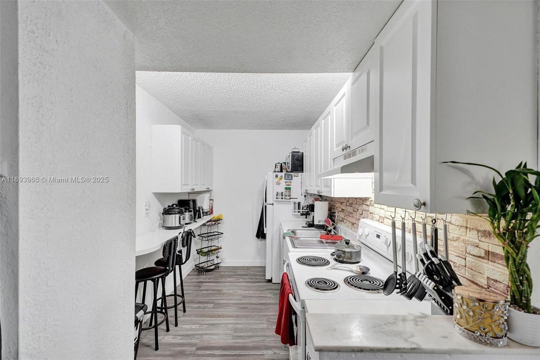 For Sale: $207,500 (1 beds, 1 baths, 710 Square Feet)