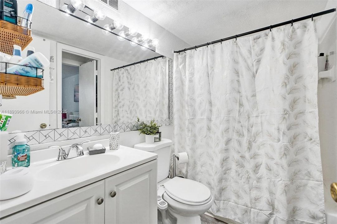 For Sale: $207,500 (1 beds, 1 baths, 710 Square Feet)