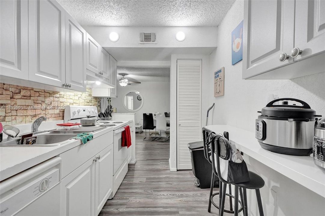 For Sale: $207,500 (1 beds, 1 baths, 710 Square Feet)