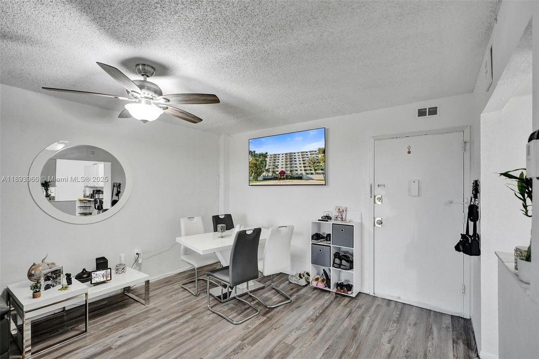 For Sale: $207,500 (1 beds, 1 baths, 710 Square Feet)